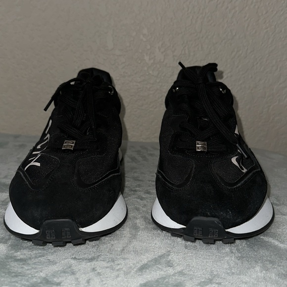 Givenchy Runner - Picture 2 of 6